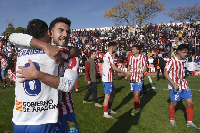 Los jugadores del Barbastro celebran la victoria ante el Almería en Copa (FOTO: EFE).