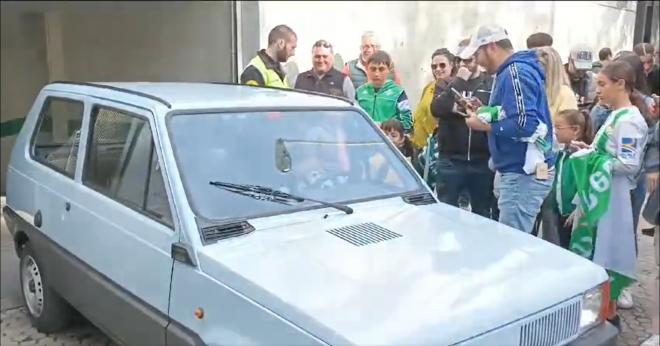 Borja Iglesias, el 'Panda', sorprende saliendo del parking en un SEAT Panda