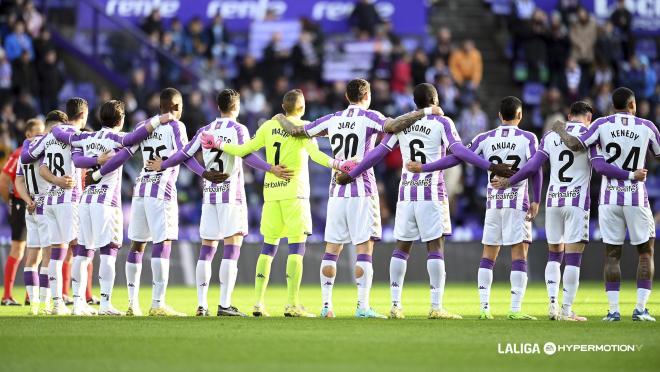 Los jugadores del Real Valladolid en el minuto de silencio en honor a Concha Velasco (Foto: LALIGA)