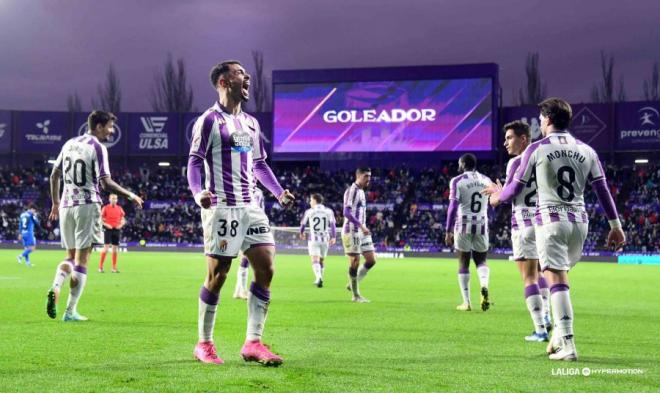 Isra Salazar celebra su gol con el Real Valladolid.