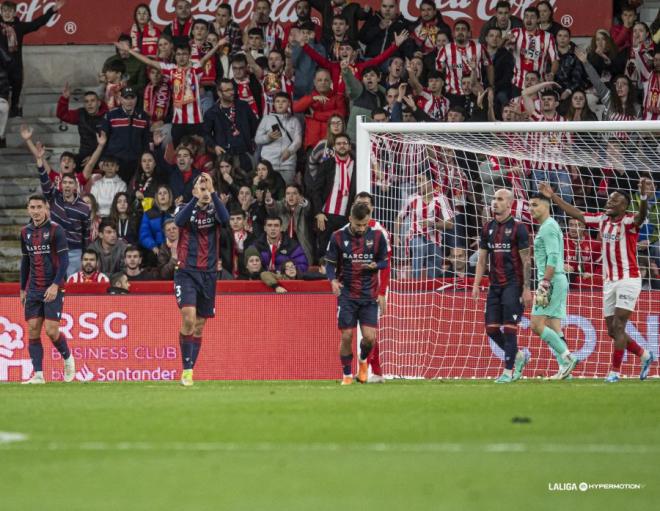 El Levante de Calleja no puede pasar del empate ante el Sporting de Gijón en El Molinón. (Foto: LALIGA)