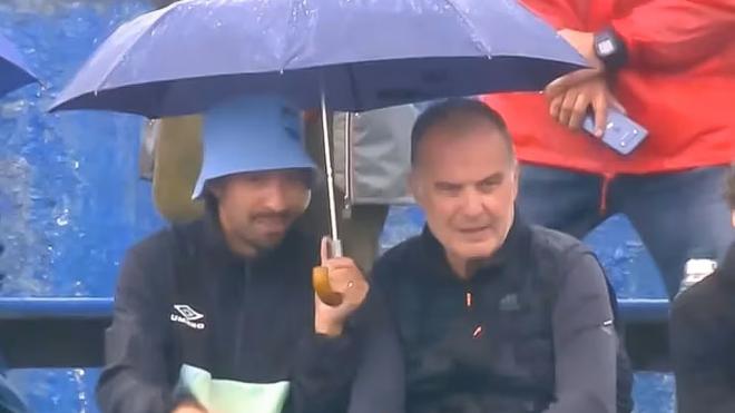 Marcelo Bielsa, el más querido por sus aficionados: un hincha le tapa con un paraguas para que no