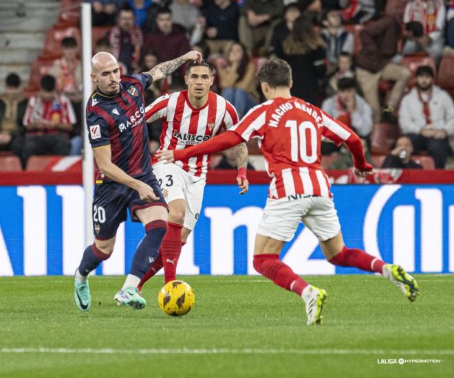 Oriol Rey y Nacho Méndez, en el último Sporting de Gijón-Levante (Foto: LALIGA).