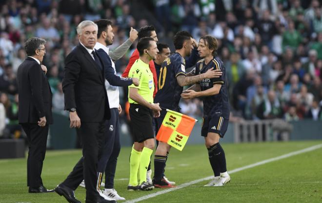 Luka Modric se marcha enfadado en el Betis-Real Madrid (Foto: Kiko Hurtado).