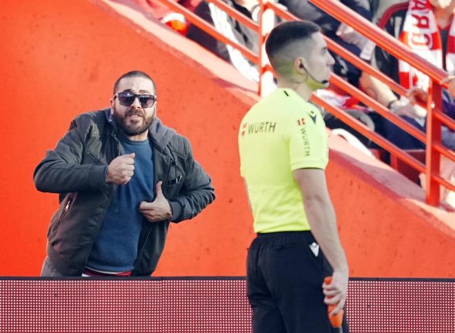 Un aficionado del Granada avisa a un colegiado en el partido ante el Athletic (Foto: LALIGA).
