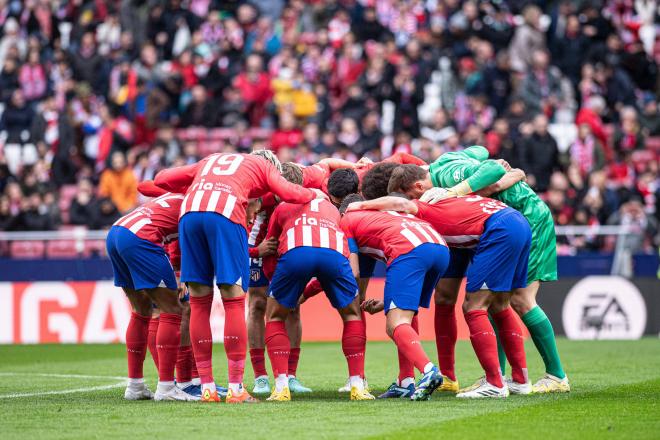 Piña rojiblanca antes del Atlético de Madrid-Almería (Foto: Cordon Press).