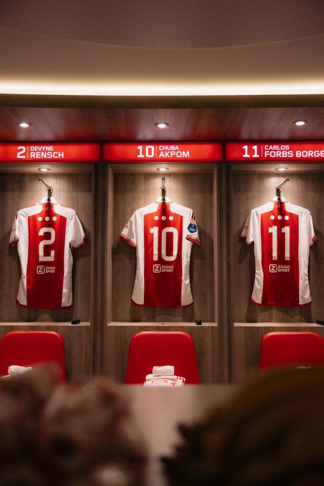El vestuario del Ajax, preparado con las camisetas sin nombre y con tres puntos blancos.