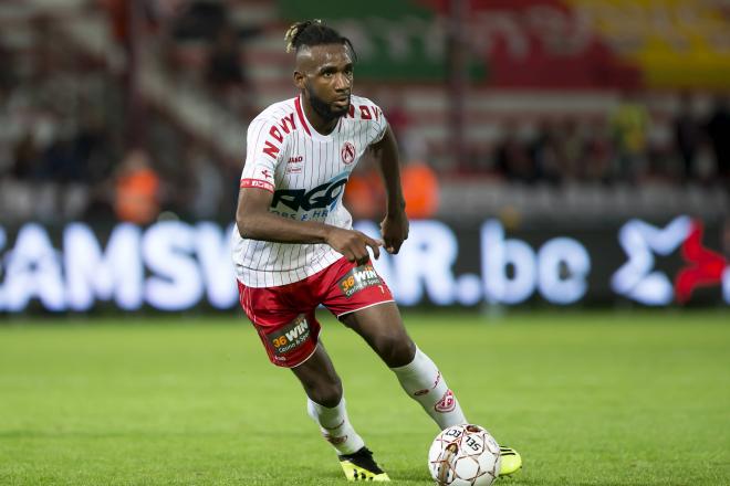 Ilombe Mboyo jugando un partido con su actual club en Bélgica (Cordon Press).