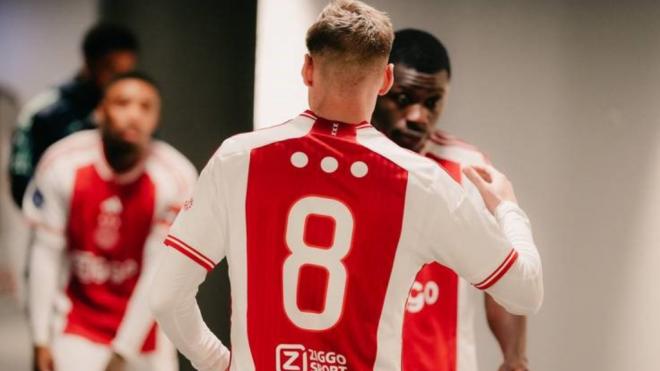 La iniciativa del Ajax contra el acoso en redes: camisetas sin nombre y con tres puntos como símbo