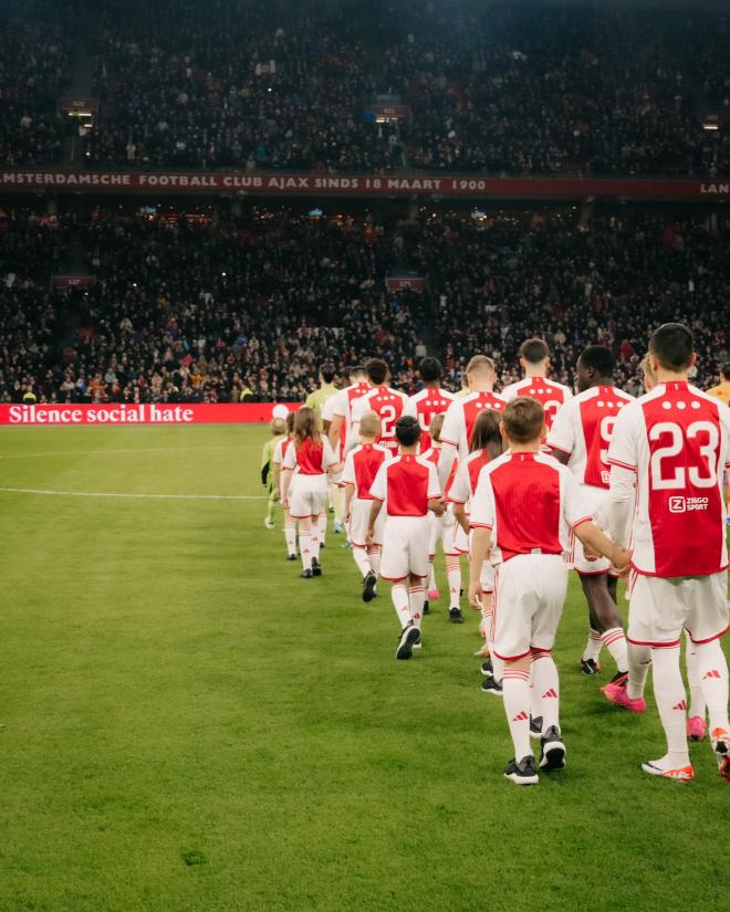 Los jugadores del Ajax saltando al estadio Johan Cruyff con las camisetas en contra del odio en redes sociales.