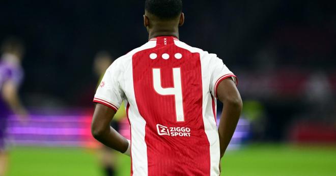 Todos los futbolistas del Ajax lucieron tres puntos blancos en su camiseta sin nombre.