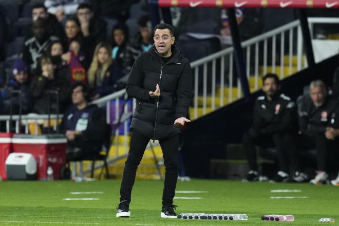 Xavi Hernández da indicaciones en el Barça-Girona (Foto: EFE).