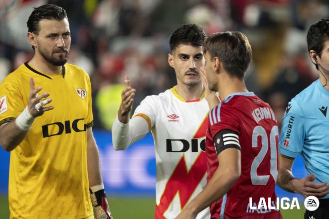 Kevin Vázquez saluda a sus rivales en el Rayo - Celta (Foto: LALIGA).