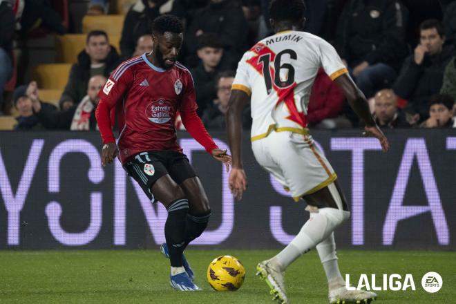 Jonathan Bamba encara a Mumin en el Rayo - Celta (Foto: LALIGA).