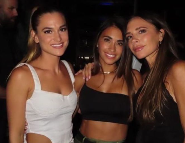Elena Galera, Antonela Roccuzzo y Victoria Beckham en una fiesta en Miami (@antonelaroccuzzo)