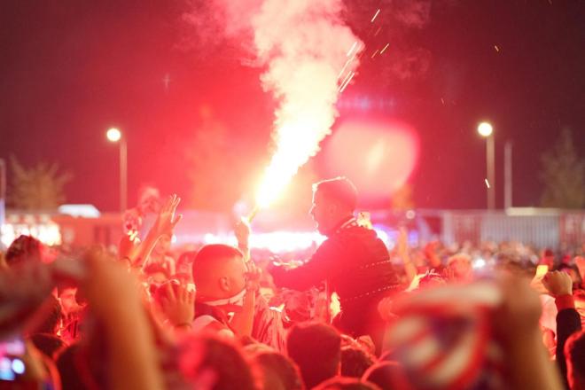 Ultras encienden bengalas antes de un partido de la Liga de Campeones. Foto: EFE