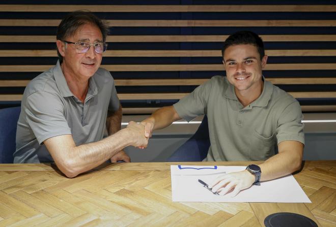 Luca Sangalli firma con el Málaga junto a Loren Juarros (Foto: Málaga CF).