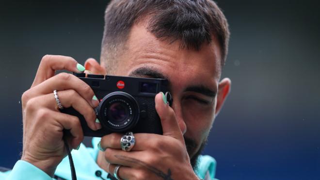 Borja Iglesias, con una cámara antes de un partido (Cordon Press)