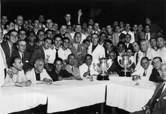 El Sevilla FC celebra la Copa ganada en 1939 (Foto: SFC).