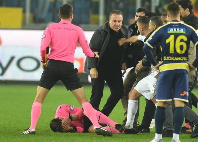 Faruk Koca agrade al árbitro en el Ankaragücü-Rizespor (Foto: EFE).