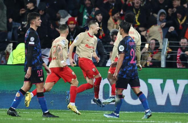 Celebración del gol del Lens ante Óliver Torres (Foto: EFE).