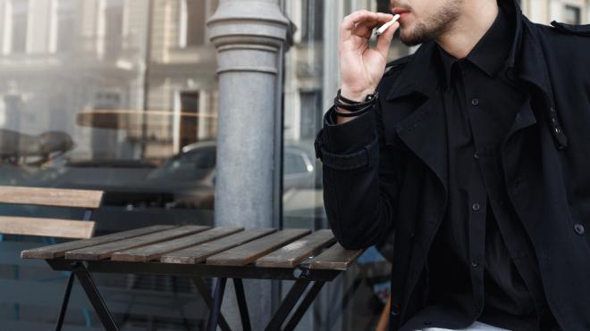 Hombre fumando en una terraza de un bar (Freepik)