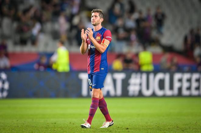 Sergi Roberto, aplaudiendo a la afición del Barça después de un partido (Foto: Cordon Press).