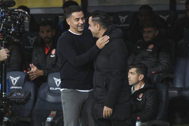 Xavi y Míchel saludándose antes del Barça - Girona (Cordon Press)