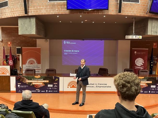 David Espinar durante una conferencia en la Facultad de Económicas de la Universidad de Valladolid