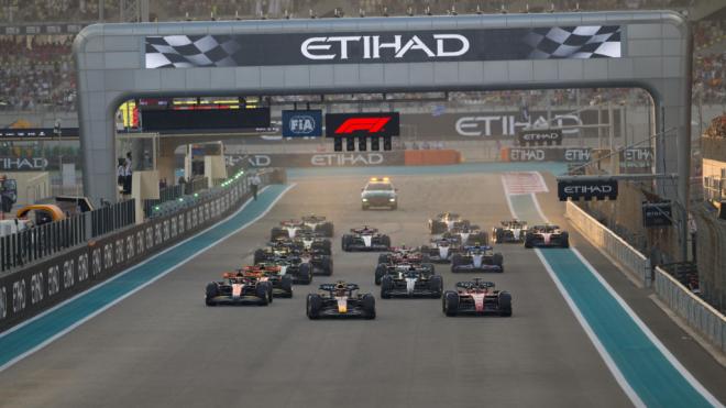 Salida del Gran Premio de Abu Dabi de Fórmula 1 (Foto: Cordon Press).