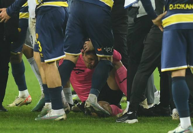 Halil Meler, árbitro agredido en un partido en Turquía. (Fuente: Cordon Press)