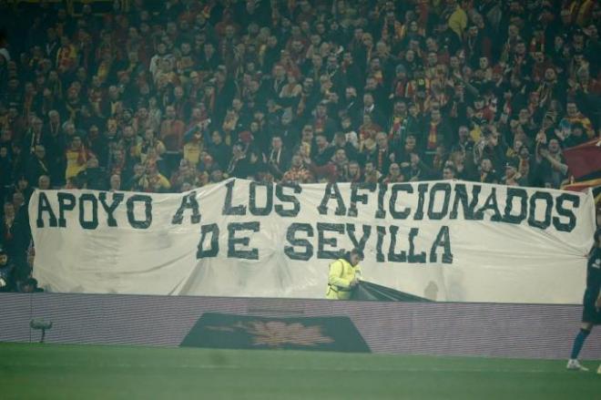 La pancarta de apoyo de los aficionados del Lens al Sevilla. (Fuente: SFC)