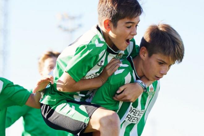 Chicos de la academia del Real Betis (Foto: Betis Academy).