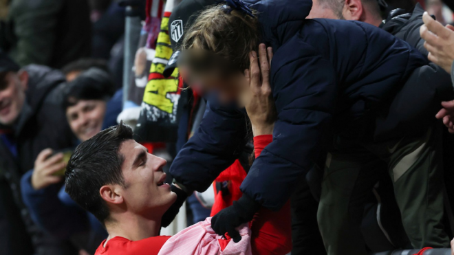 Álvaro Morata dándole la camista a una fan (@IvaanBlanco26)