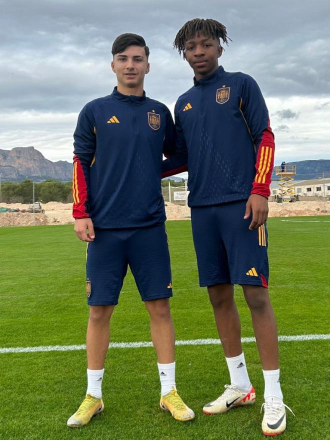 Cortés y Buba, de la cantera del Levante, con la selección española sub-17. (Foto: LUD)
