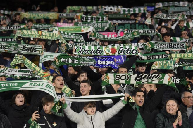 Imagen de la afición del Betis ante el Rangers (Foto: Kiko Hurtado).