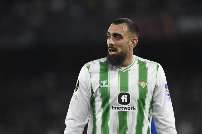 Borja Iglesias con la camiseta del Real Betis (Foto: Kiko Hurtado).