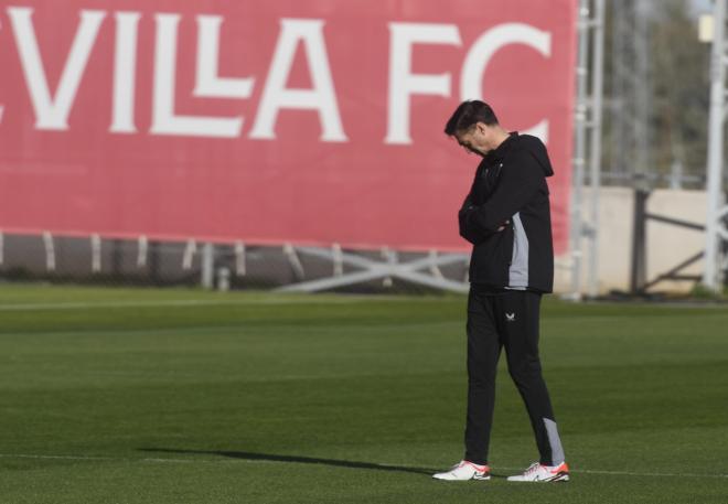 Diego Alonso, entrenador del Sevilla, durante la sesión del viernes (Foto: Kiko Hurtado).