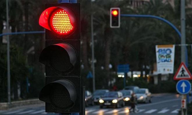 La multa que te puede poner la DGT si te saltas un semáforo en rojo.
