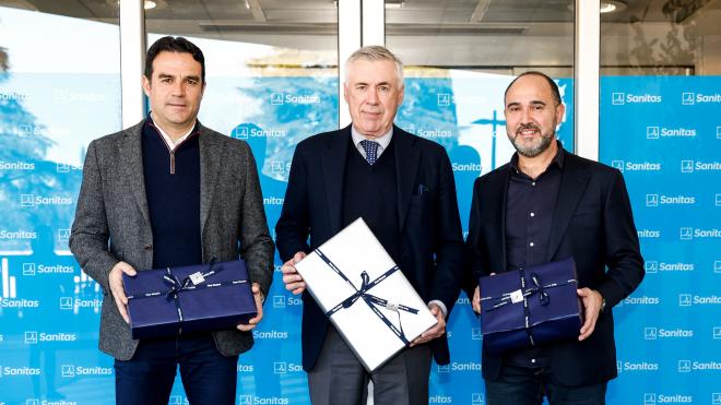 Alberto Toril, Carlo Ancelotti y Chus Mateo (Foto: Real Madrid).