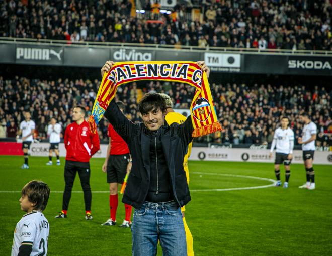 David Silva con una bufanda en Mestalla (foto: Valencia CF)