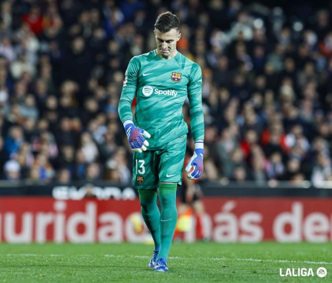 Iñaki Peña, durante el Valencia-Barcelona. (Foto: LALIGA).