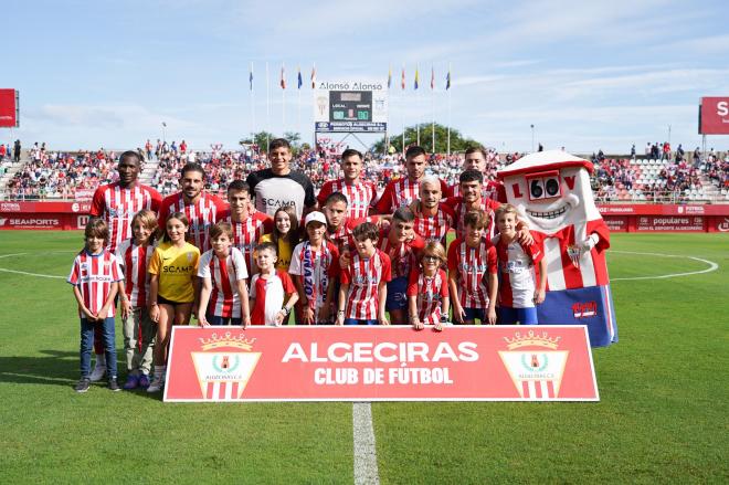 Jugadores, pequeños algeciristas y hasta la mascota del club posan antes de un partido. (Algeciras CF)