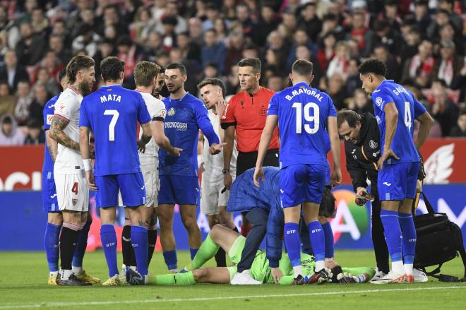 Acuña remata para hacer el 1-0 en el Sevilla-Getafe de la pasada temporada (Foto: Kiko Hurtado).