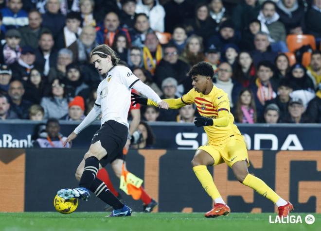 Yarek y Lamine, en el Valencia-Barcelona de la pasada temporada en Mestalla (Foto: LALIGA).