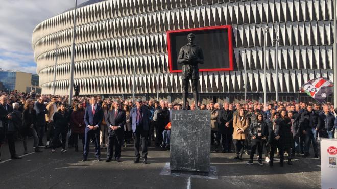 El presidente del Athletic Club, el alcalde de Bilbao e Iribar, juntos ante la estatua del Txopo (Foto: ElDesmarque).