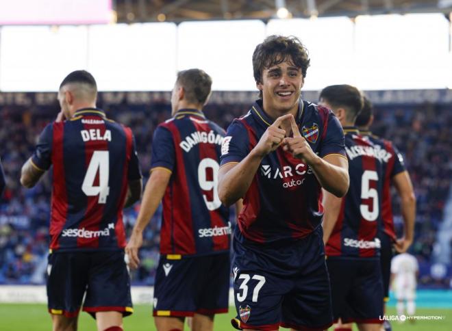 Carlos Álvarez anotó el primero de los tres goles de esta temporada en el Levante-Huesca. (Foto: LALIGA)