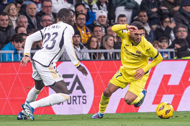 Ferland Mendy ante Ilias Akhomach, en el Real Madrid-Villarreal. (Foto: Cordon Press).