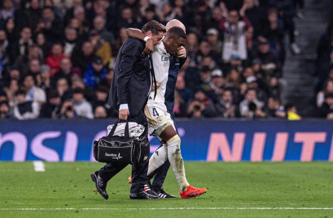 David Alaba abandona lesionado el Real Madrid-Villarreal (FOTO: Cordón Press).