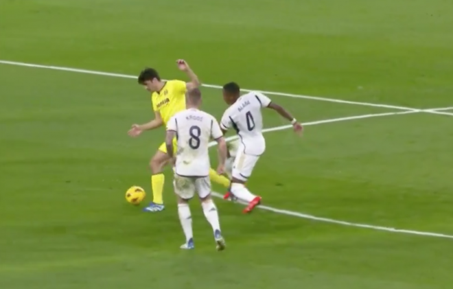 Momento en el que David Alaba se lesiona en el Real Madrid-Villarreal.